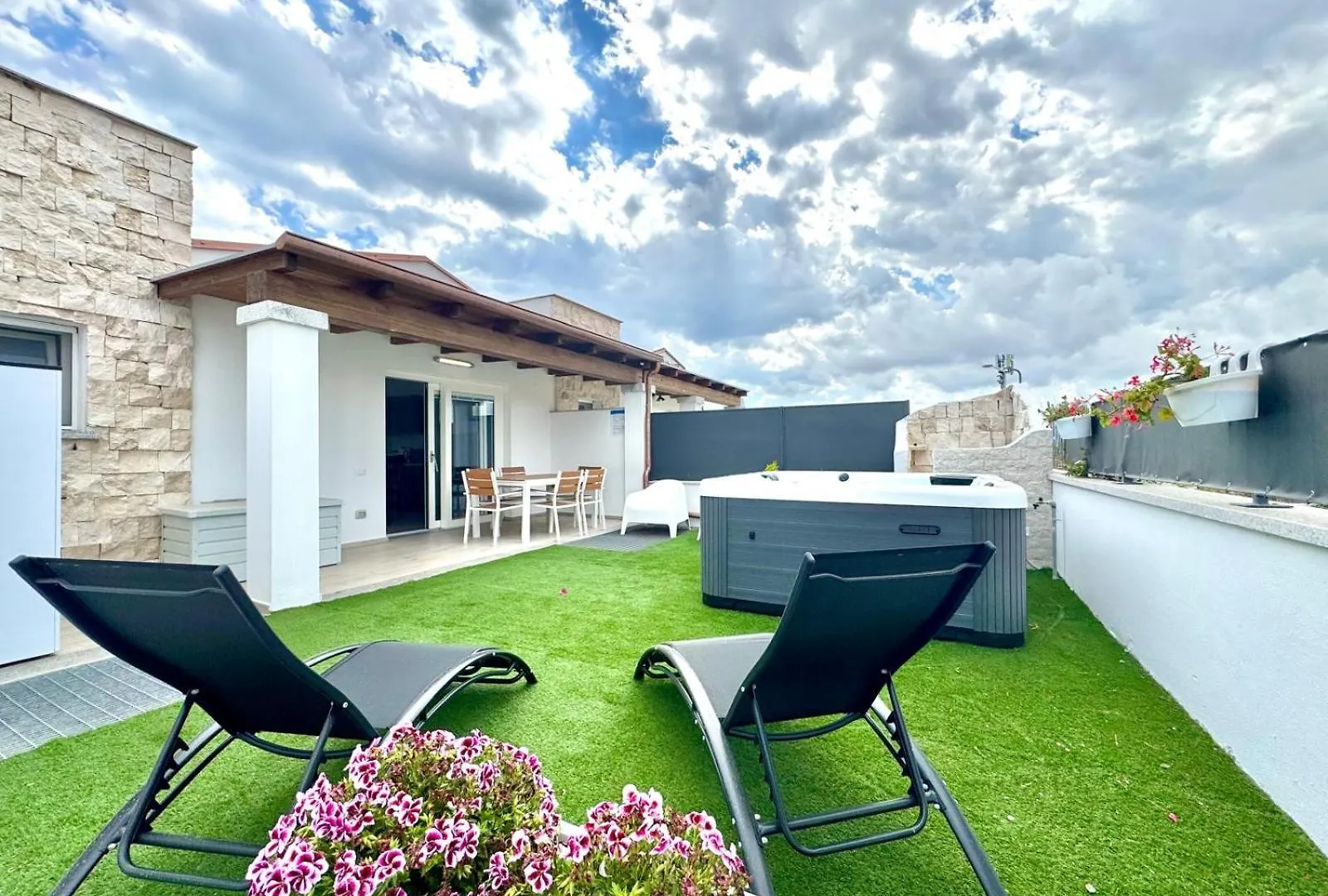 Villa With Jacuzzi - Joy Collection Àrbatax 0*,  Italia