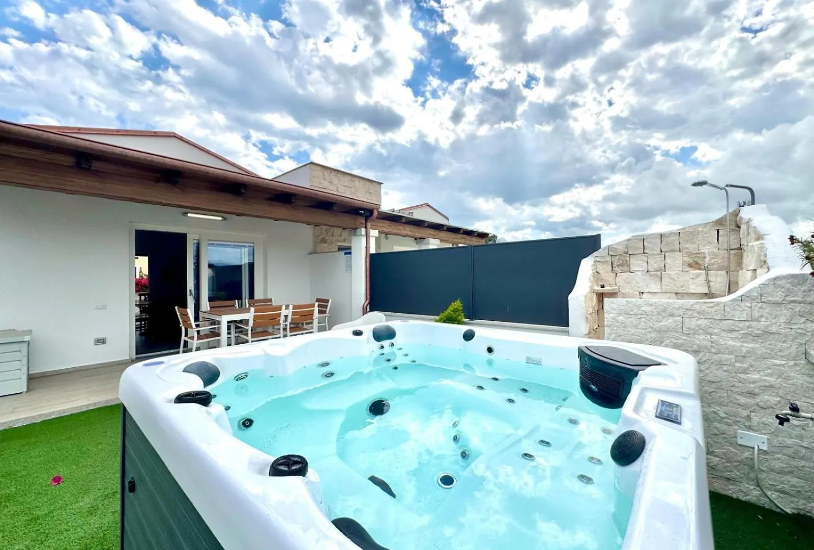 Villa With Jacuzzi - Joy Collection Àrbatax 0*,  Italia